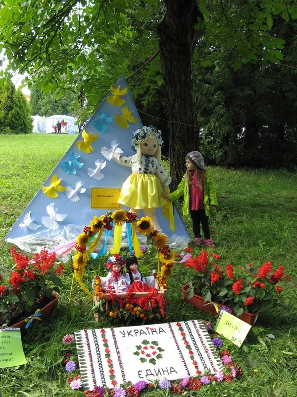Квіткові композиції на тему цілісності і єдності України «Патріотична Україна» (Фоторепортаж) — фото 1