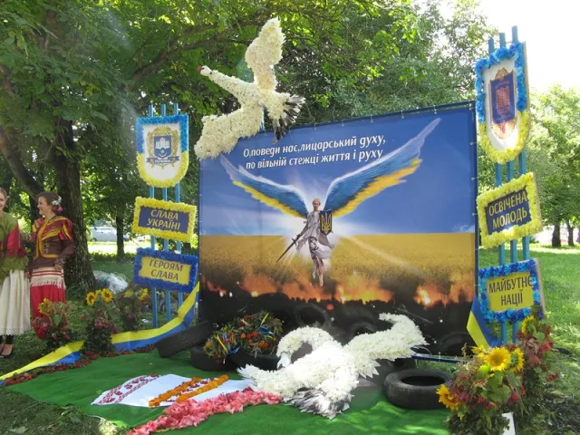 Квіткові композиції на тему цілісності і єдності України «Патріотична Україна» (Фоторепортаж) — фото 7