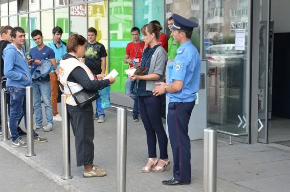 Перед тим як кинути гривню у скарбничку волонтера, перевірте його документи (Фото) — фото 2