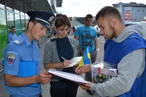 Перед тим як кинути гривню у скарбничку волонтера, перевірте його документи (Фото) — фото 4