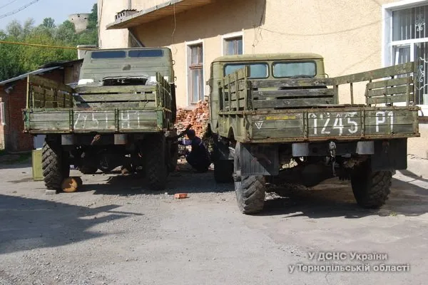 Рятувальники ремонтують автомобілі для потреб українських військових в зоні АТО (Фото) + (Відео) — фото 1