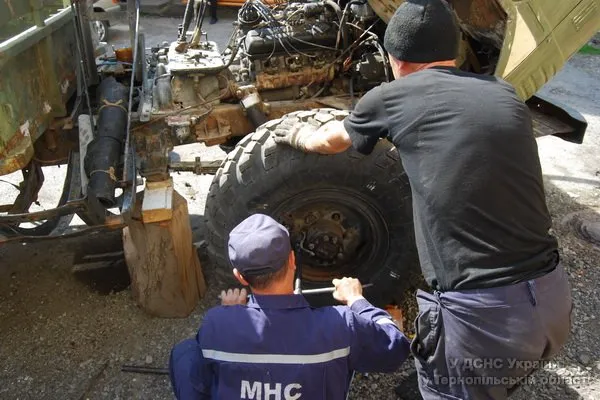 Рятувальники ремонтують автомобілі для потреб українських військових в зоні АТО (Фото) + (Відео) — фото 2