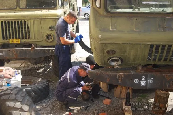 Рятувальники ремонтують автомобілі для потреб українських військових в зоні АТО (Фото) + (Відео) — фото 3