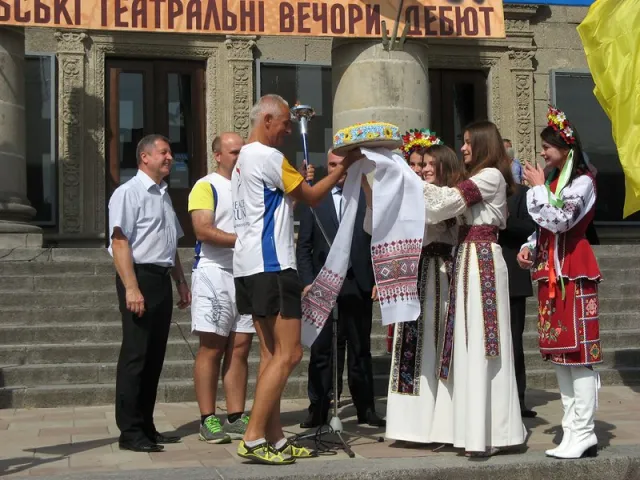 Учасники Міжнародної естафети «Всесвітній біг заради гармонії» відвідали Тернопіль (Фоторепортаж) — фото 1