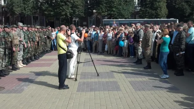 Тернопіль знову плакав – у зону АТО відправилось 50 найкращих чоловіків міста (Фоторепортаж) — фото 6