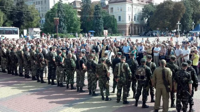 Тернопіль знову плакав – у зону АТО відправилось 50 найкращих чоловіків міста (Фоторепортаж) — фото 7