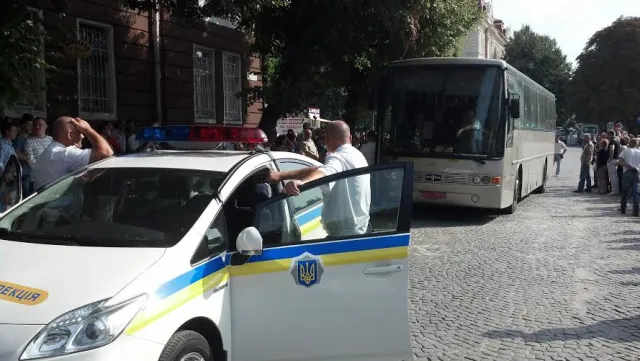 Тернопіль знову плакав – у зону АТО відправилось 50 найкращих чоловіків міста (Фоторепортаж) — фото 8