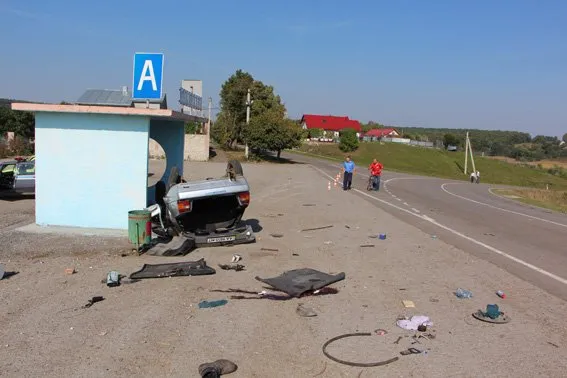 Автомобіль протаранив автобусну зупинку — фото 1