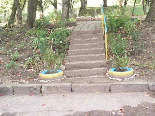 Тернополяни продовжують розфарбовувати двори біля будинків та під’їзди жовто-блакитними кольорами (Фото) — фото 3