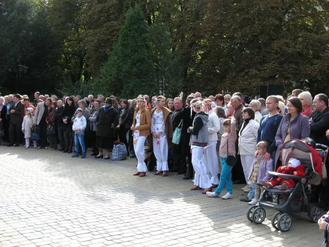 У центрі Тернополя відкривали тристоронній годинник (Фоторепортаж) — фото 1