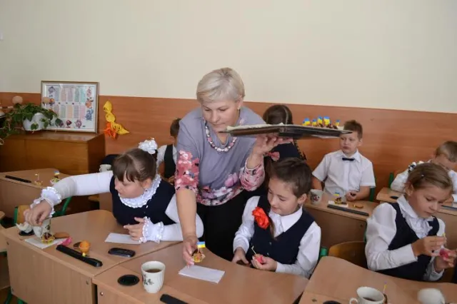Тернополянин завітав до школярів, які передавали йому листи та власноруч вишиті обереги (Фото) — фото 2