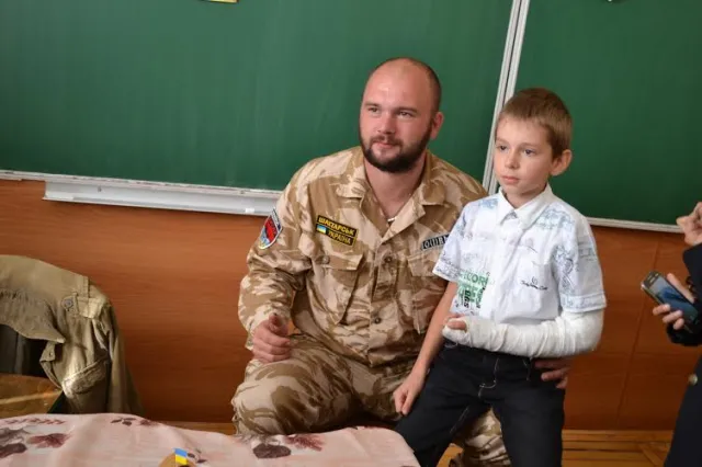Тернополянин завітав до школярів, які передавали йому листи та власноруч вишиті обереги (Фото) — фото 3