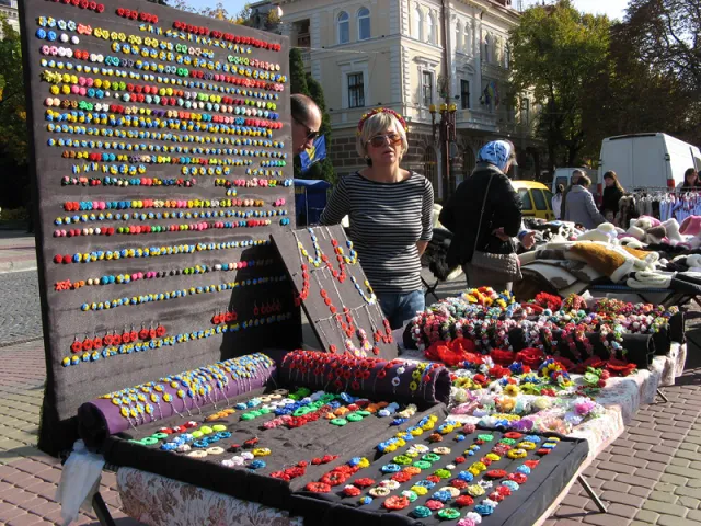 Два дні на центральній площі міста працював ярмарок народних майстрів та умільців (Фото) — фото 1