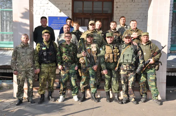 Правоохоронцям, які дислокуються у Новоайдарі, місцеві жителі приносять їжу та гарячі напої — фото 1