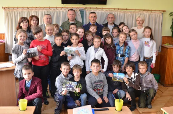 Міліціонери, які повернулися із зони АТО, подякували школярам за підтримку (Фото) + (Відео) — фото 3
