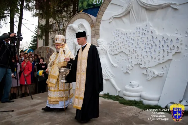 На Тернопільщині освятили стелу героям Небесної сотні і війни на Сході України (Фото) — фото 1