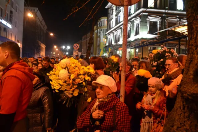 Тисячі тернополян попрощалися із фотожурналістом та бійцем «Айдару» Віктором Гурняком (Фото) + (Відео) — фото 2