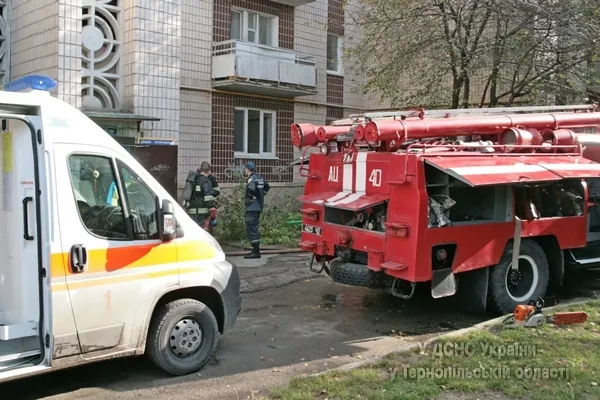 У Тернополі пожежники врятували людину (Фото) + (Відео) — фото 2