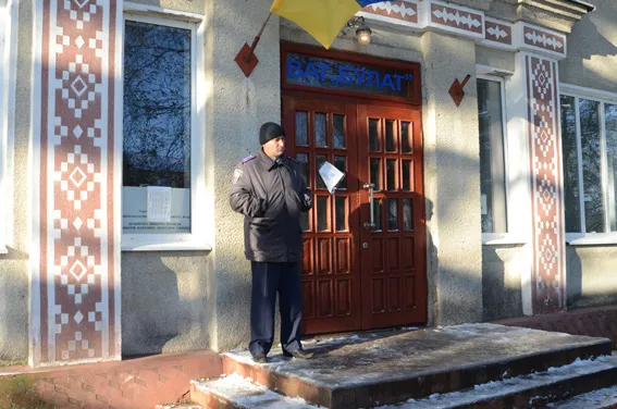 Голова виборчої дільниці побив міліціонера (Фото) — фото 1
