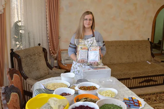 «Жіночий батальйон» готує сухі борщики для бійців АТО (Фото) — фото 1