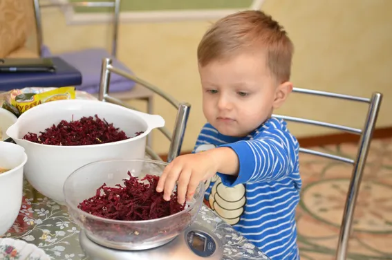 «Жіночий батальйон» готує сухі борщики для бійців АТО (Фото) — фото 3