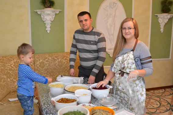 «Жіночий батальйон» готує сухі борщики для бійців АТО (Фото) — фото 4