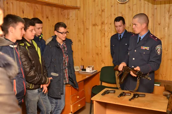 Міліціонери розповіли школярам про свою професію та застерегли від протиправного (Фоторепортаж) + (Відео) — фото 2