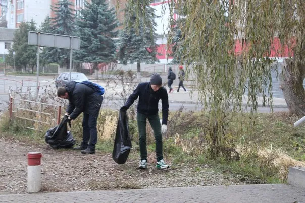 У парку Тернополя назбирали 100 мішків сміття — фото 1