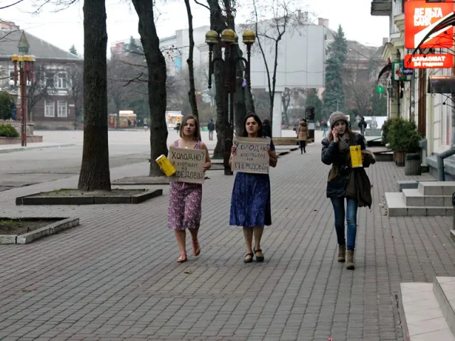 Дівчата у літніх сукнях збирали гроші для бійців (Фото) — фото 2