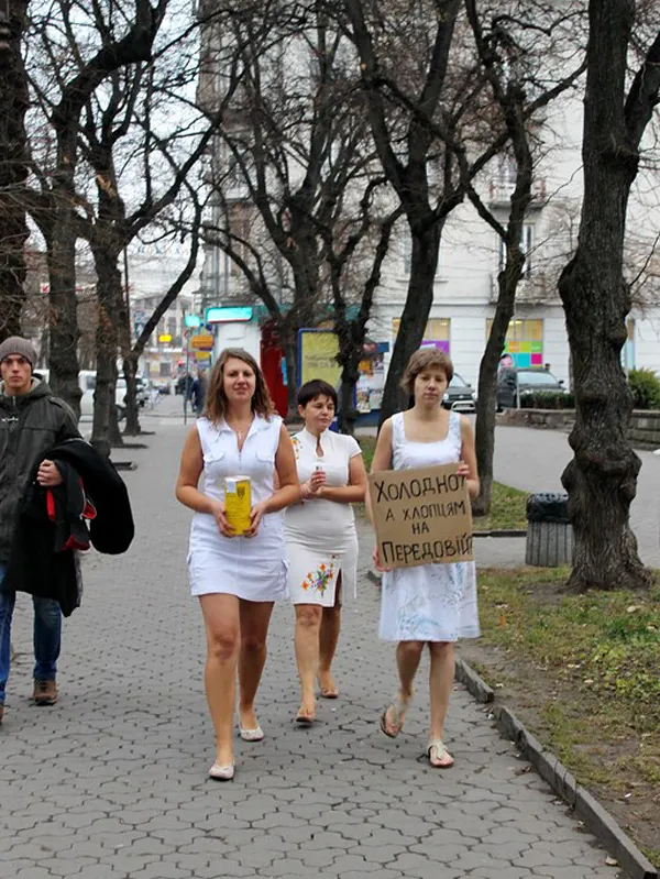 Дівчата у літніх сукнях збирали гроші для бійців (Фото) — фото 4