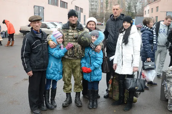Зі сльозами радості, рідні зустрічали тернопільських захисників (Фото) + (Відео) — фото 3