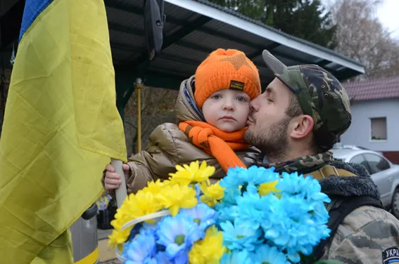 Зі сльозами радості, рідні зустрічали тернопільських захисників (Фото) + (Відео) — фото 4