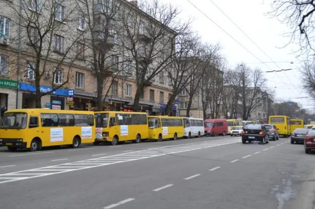 В Тернополі зупинилися майже десяток маршруток (Фото) — фото 1
