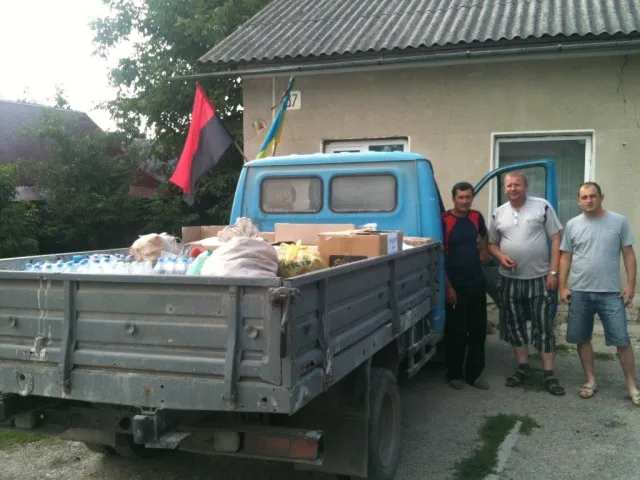 В зону АТО відправили 13 автомобілів, бойову машину та «швидку» (Фоторепортаж) — фото 4
