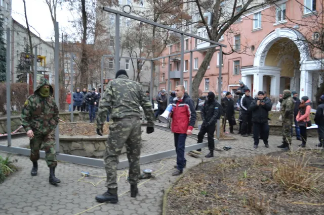 Тернополяни самотужки зруйнували металеву конструкцію на території дитячого майданчика (Фото) + (Відео) — фото 1