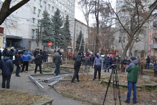 Тернополяни самотужки зруйнували металеву конструкцію на території дитячого майданчика (Фото) + (Відео) — фото 2