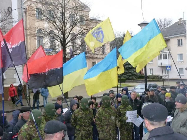Активісти принесли під стіни прокуратури золотий унітаз (Фоторепортаж) — фото 2