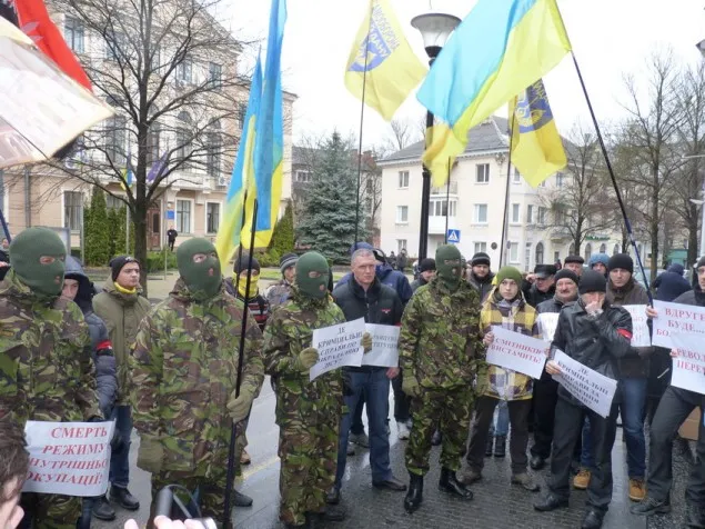 Активісти принесли під стіни прокуратури золотий унітаз (Фоторепортаж) — фото 3