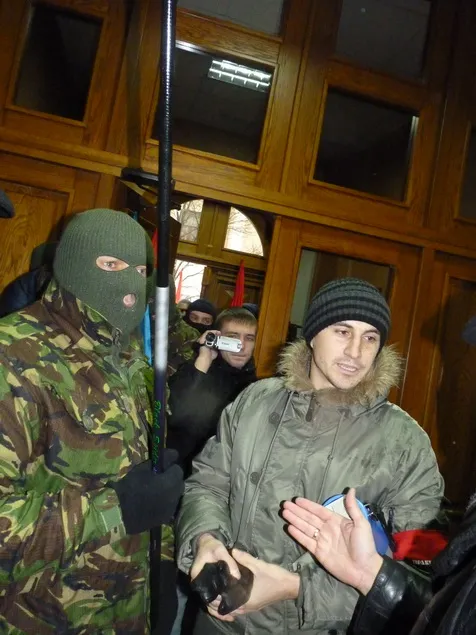 Активісти принесли під стіни прокуратури золотий унітаз (Фоторепортаж) — фото 5