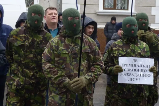 Активісти принесли під стіни прокуратури золотий унітаз (Фоторепортаж) — фото 6