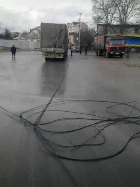 Водій вантажівки порвав електропроводи і втік (Фото) — фото 2