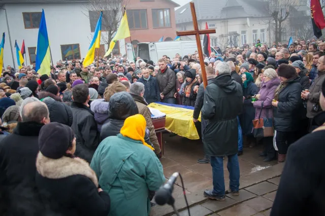 Загиблого 22-річного «кіборга» на Тернопільщині зустрічали «живим ланцюгом» (Фоторепортаж) — фото 1