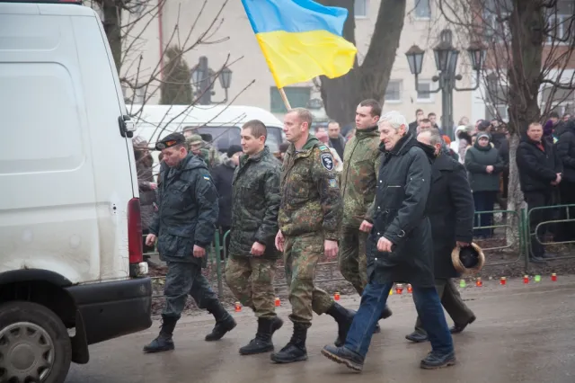 Загиблого 22-річного «кіборга» на Тернопільщині зустрічали «живим ланцюгом» (Фоторепортаж) — фото 7