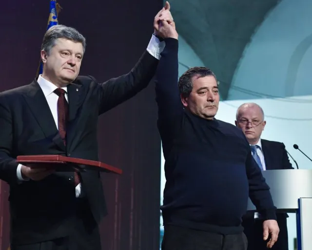 Президент вручив «Золоту Зірку» рідним героїв Небесної сотні з Тернопільщини (фото) — фото 1