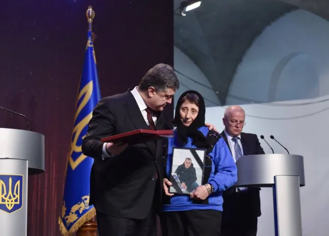 Президент вручив «Золоту Зірку» рідним героїв Небесної сотні з Тернопільщини (фото) — фото 4