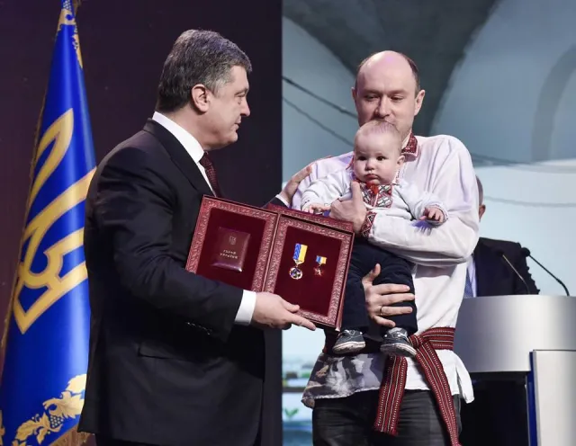 Президент вручив «Золоту Зірку» рідним героїв Небесної сотні з Тернопільщини (фото) — фото 7