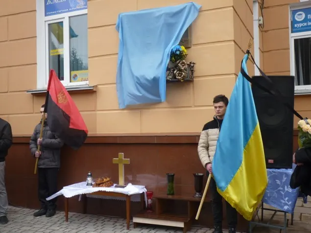 У Тернополі відкрили пам’ятний знак наймолодшому Герою Небесної Сотні – Назару Войтовичу (фото) — фото 1