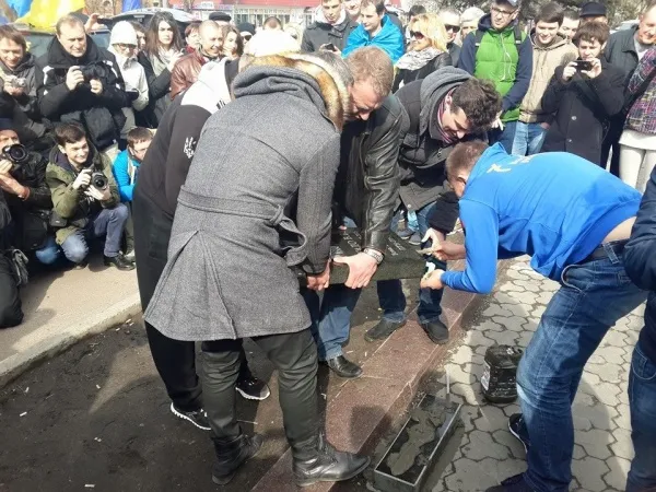 Тернополяни в Києві «поховали» Путіна (фото) — фото 1