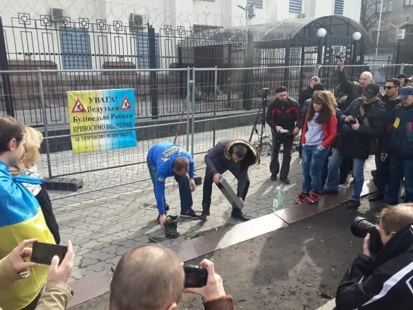 Тернополяни в Києві «поховали» Путіна (фото) — фото 5