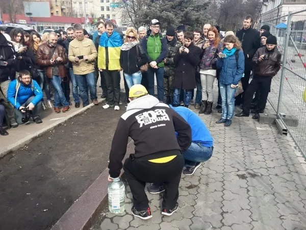 Тернополяни в Києві «поховали» Путіна (фото) — фото 7